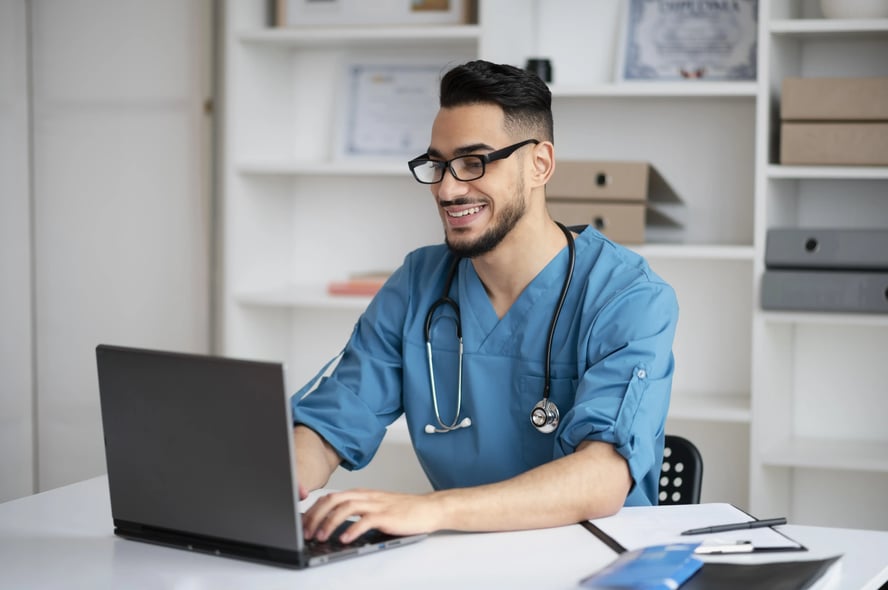 doctor-utilizando-plataforma-lms